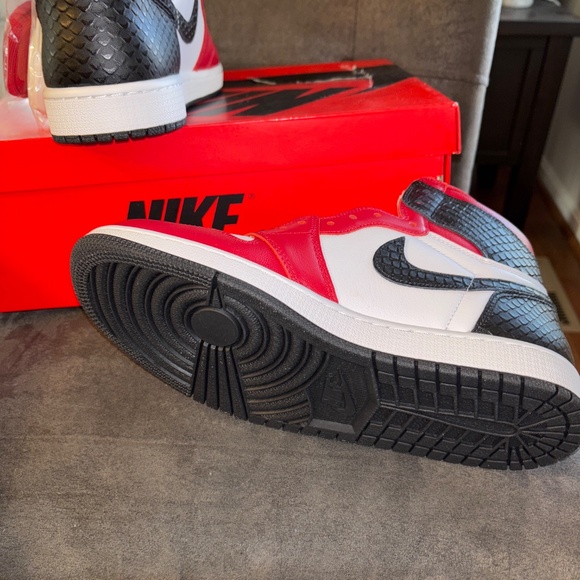 NIB NEW Women’s Nike Air Jordan 1 Retro High OG Satin Snake Sneakers 10 - Picture 5 of 6